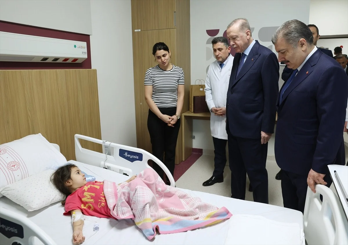 Cumhurbaşkanı Erdoğan, Gaziantep Şehir Hastanesi’nde çocuk hastaları ziyaret etti