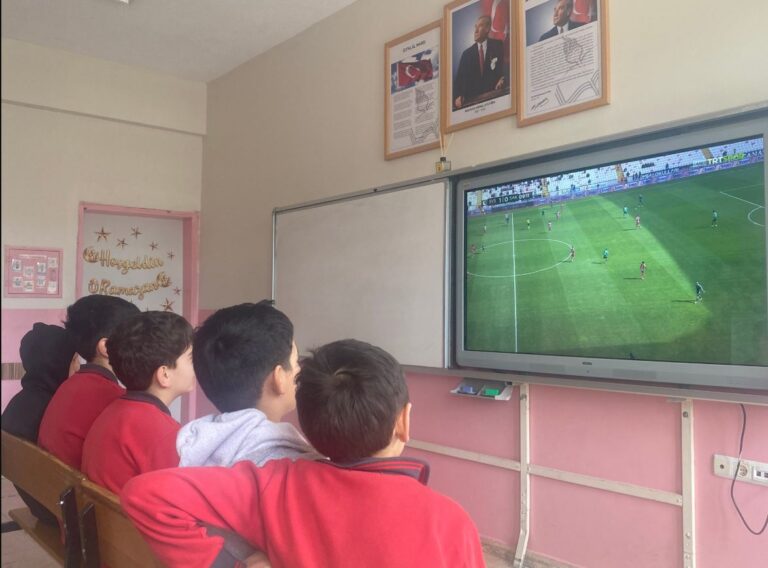 Ders Arası Değil, Sevda Molası!!!