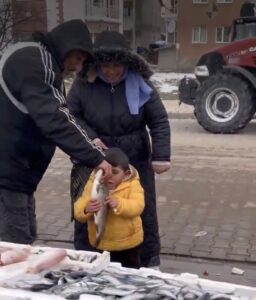 Sivas’ta Ağlayan Çocuğa Balık Hediye Edildi!!!