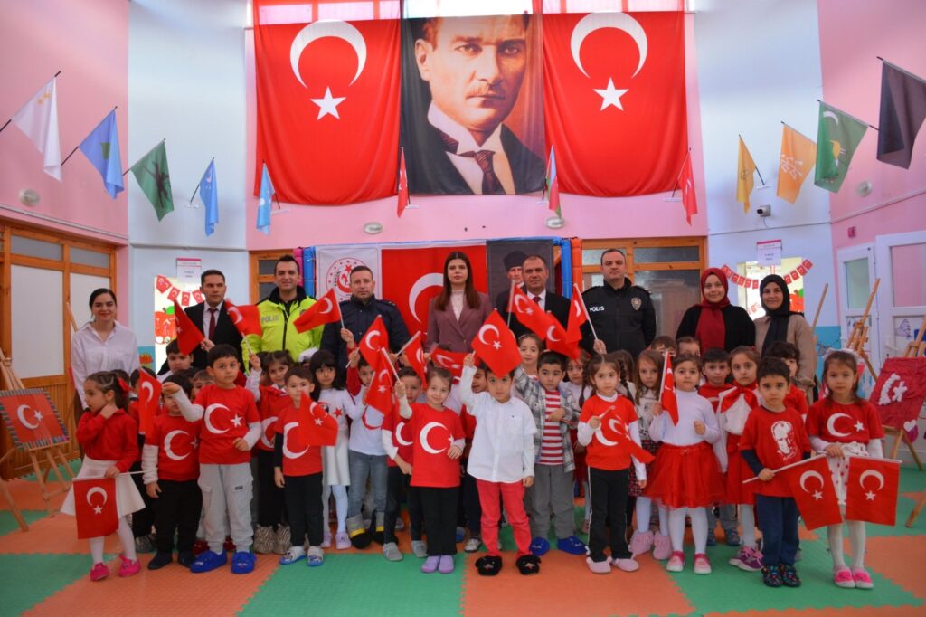 Kangal’da Bayrak Sevgisi Temalı Resim Sergisi Açıldı!