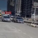 SİVAS’TA OTOYOLA ÇIKAN KAZ SÜRÜSÜGÖRENLERİ GÜLDÜRDÜ!!